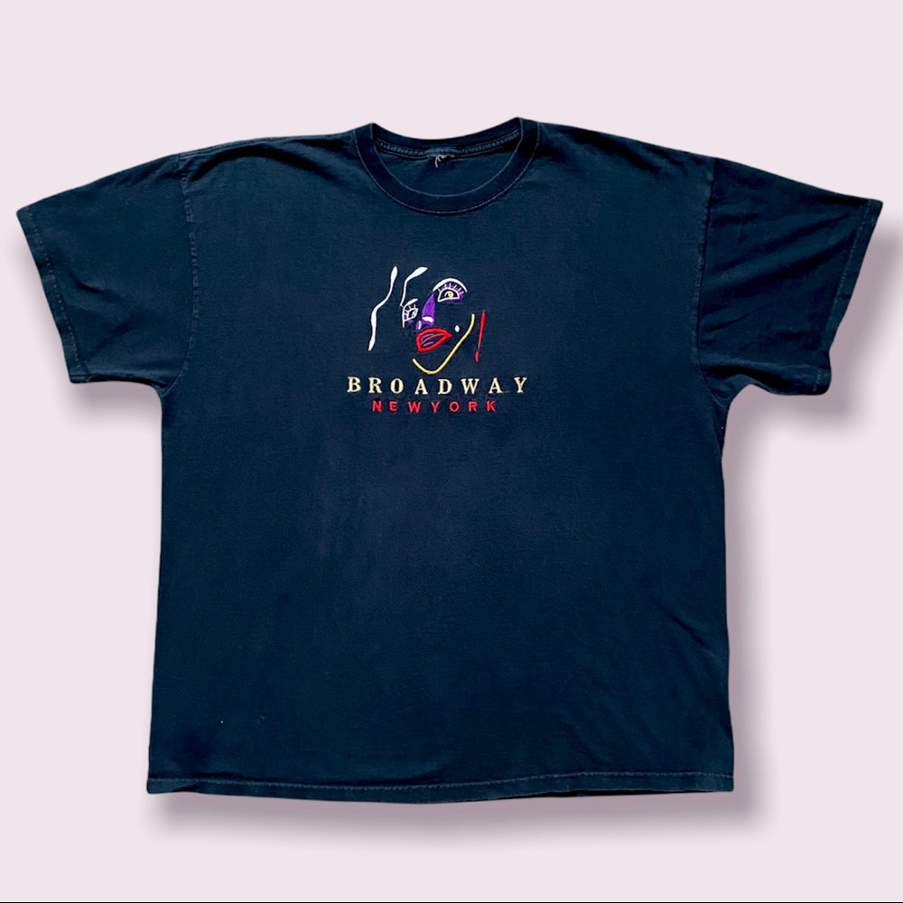 90s VINTAGE “BROADWAY NEW YORK” EMBROIDERED TEE